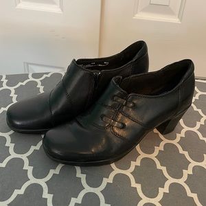 Clarks women’s black leather shoes, size 7.5.